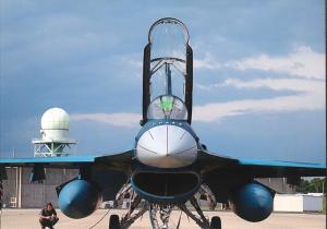 コックピット部分が開いている戦闘機を正面から写した写真