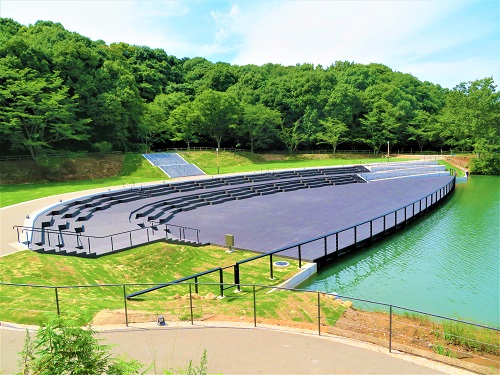 大池公園 園路とたまり場 斜め前アングルからの写真