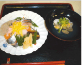 お椀に入ったお吸い物と皿に盛りつけられたちらし寿司の写真