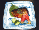 四角い皿にキュウリ、みょうがと一緒に盛りつけられた鯖の照り焼きの写真