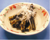 小鉢に盛りつけられた鯖の糠味噌炊きの写真