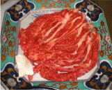 調理前の牛ロース肉が皿に並べられてある写真