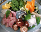 調理前のしいたけ、しらたき、春菊、人参、イカ、エビが皿に盛りつけられてある写真