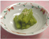 緑色のふきの炒め煮の写真