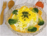 裏ごしされたゆで卵の黄身が振りかけられた白菜のサラダの写真