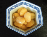 六角形の小鉢に入った白いんげんの煮物の写真