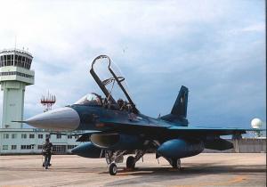 先端が白くとがっている青い機体の戦闘機を右前から写している写真