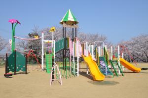 牛頭天王公園のカラフルな色の複合遊具2基、ターザンロープ1基の遊具の写真